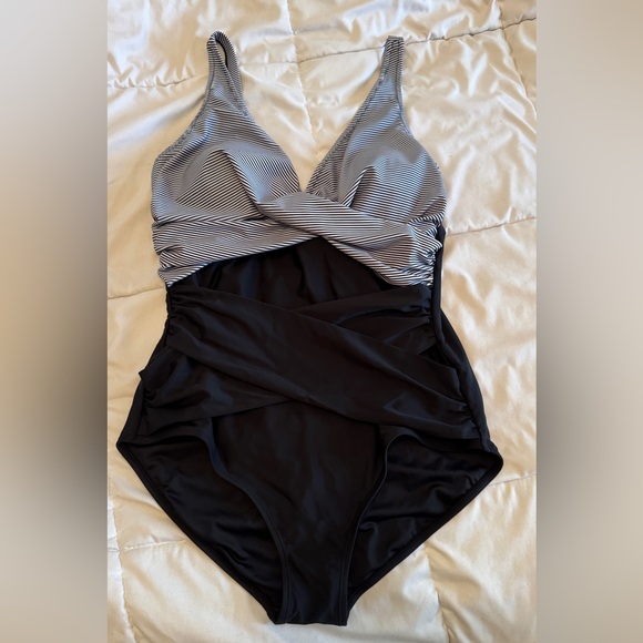 Elegant Black and White Women's One-Piece Swimsuit - Picture 4 of 12